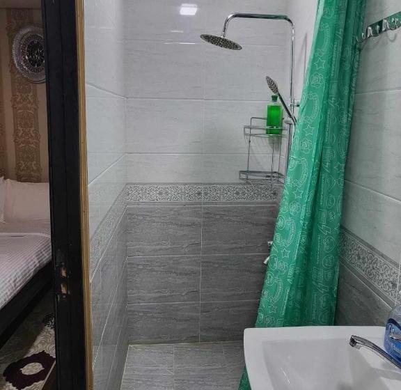 غرفة عائلية, Shahnoza Grand