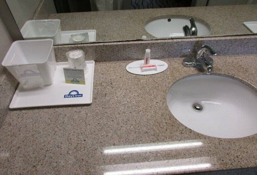 غرفه قياسيه سريرين مزدوجين, Days Inn & Suites By Wyndham Fort Valley