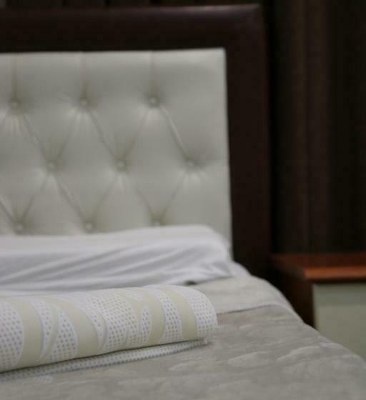 חדר אקונומי לשלושה, Eden