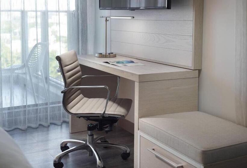 غرفة قياسية سرير كينج, Courtyard Miami Coconut Grove