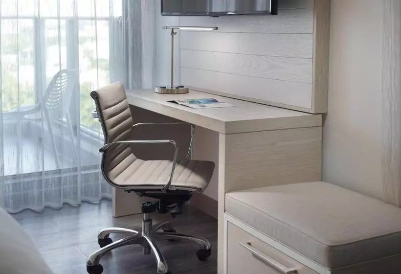 اتاق استاندارد با تخت بزرگ, Courtyard Miami Coconut Grove