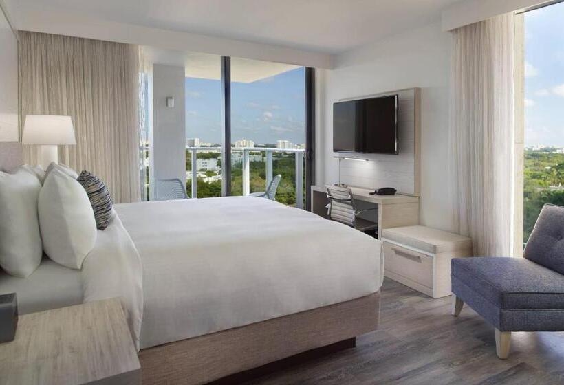 غرفة قياسية سرير كينج, Courtyard Miami Coconut Grove