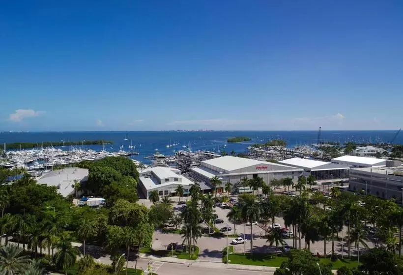 اتاق استاندارد با تخت بزرگ, Courtyard Miami Coconut Grove