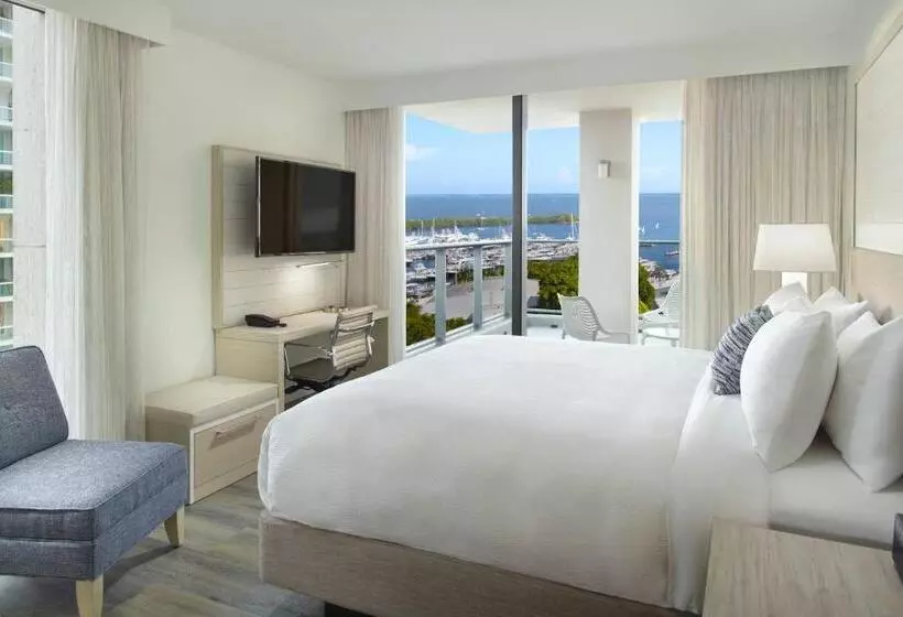 اتاق استاندارد با تخت بزرگ, Courtyard Miami Coconut Grove