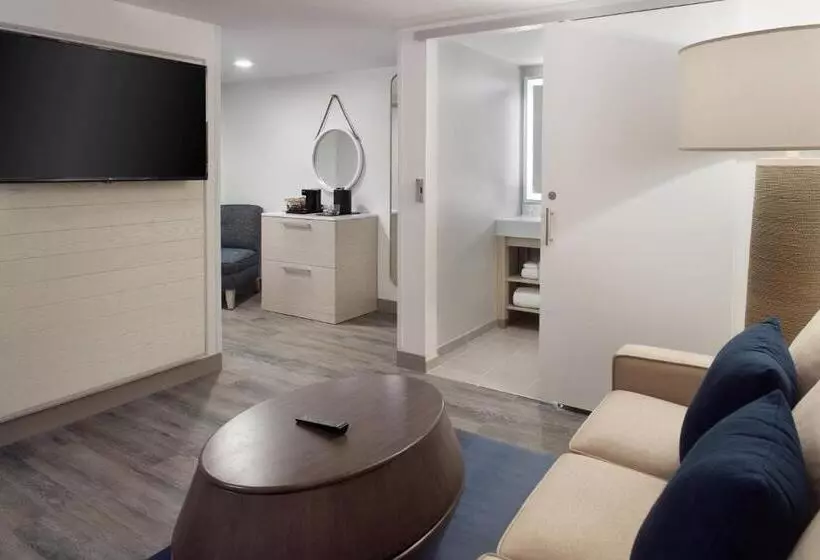 سوییت, Courtyard Miami Coconut Grove