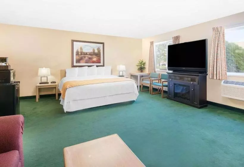 Deluxe Suite King Bed, Days Inn & Suites By Wyndham Fargo 19th Ave/airport Dome
