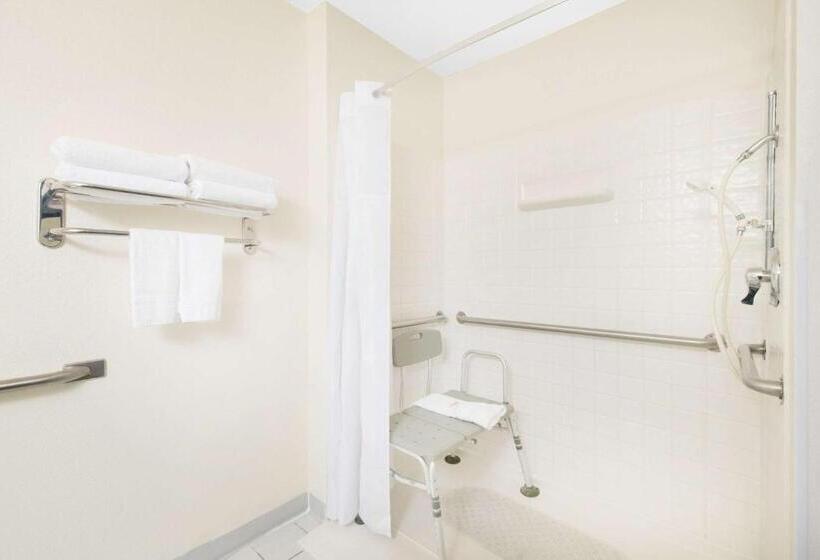 חדר סטנדרט מותאם לאדם עם מוגבלויות, Days Inn & Suites By Wyndham Fargo 19th Ave/airport Dome