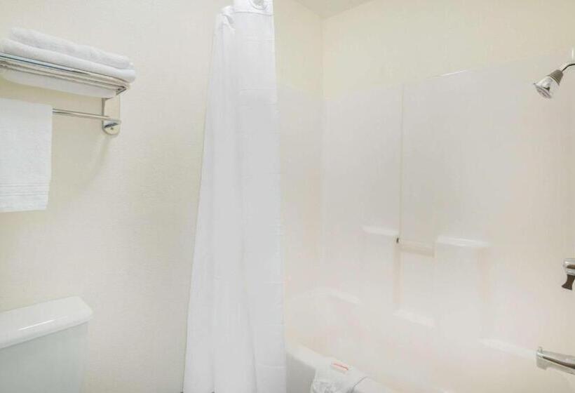 חדר סטנדרט עם מיטת קינג, Days Inn & Suites By Wyndham Fargo 19th Ave/airport Dome