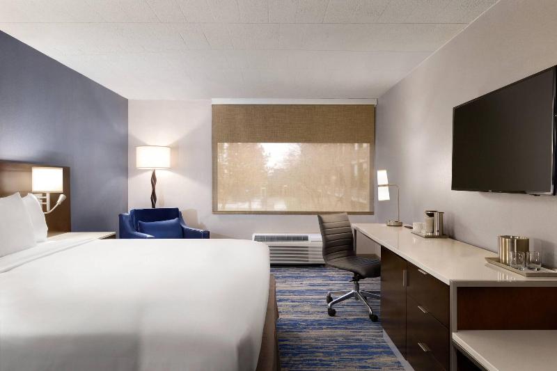 غرفة قياسية سرير كينج, Skyline Hotel Detroit Airport, Surestay Collection By Bw