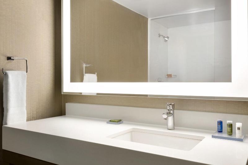 غرفة قياسية سرير كينج, Skyline Hotel Detroit Airport, Surestay Collection By Bw