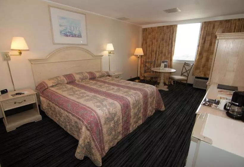キングサイズベッドのスタンダードルーム, Ramada By Wyndham North Bergen