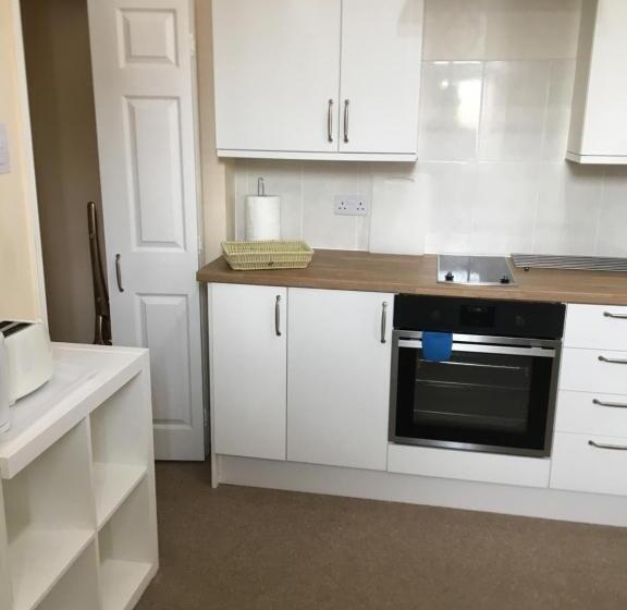 스탠다드 스튜디오, Milton Lodge