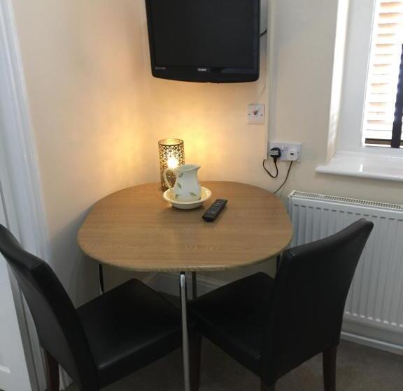 스탠다드 스튜디오, Milton Lodge