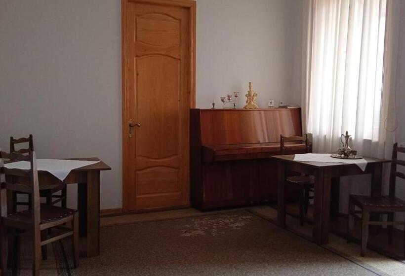 Economy Triple Room, Sataplia District