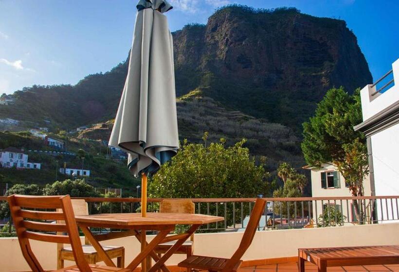 اتاق استاندارد با بالکن, Jaca Hostel Porto Da Cruz