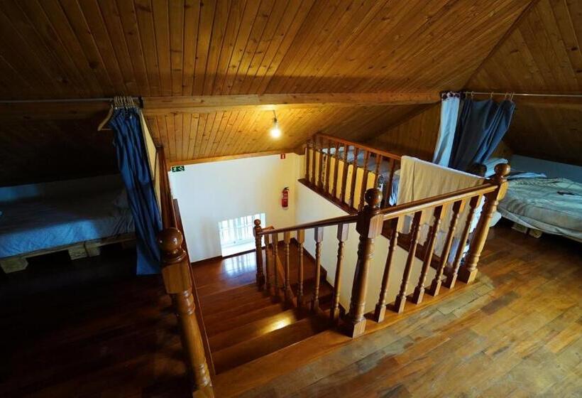 تختخواب در اتاق مشترک, Jaca Hostel Porto Da Cruz