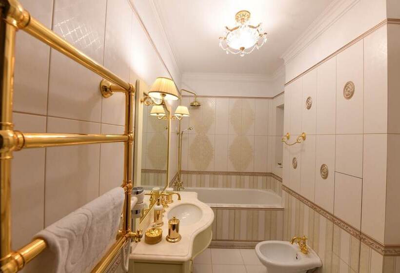 套房, At The Rhythmic Gymnastics Center Irina Viner Usmanova