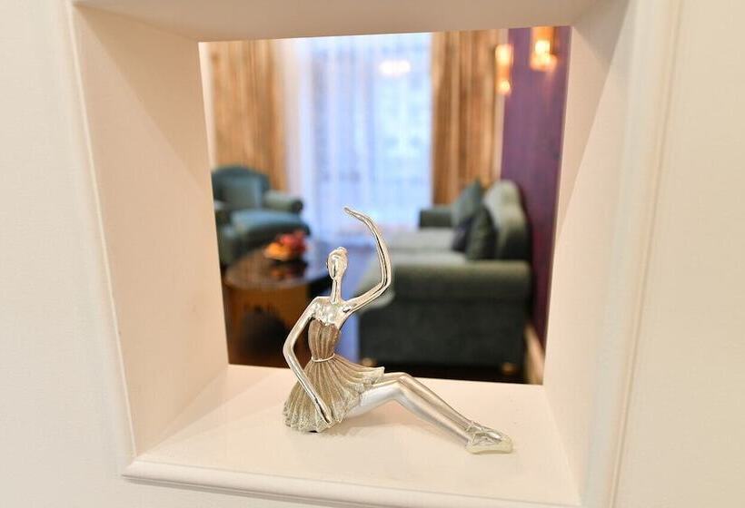 套房, At The Rhythmic Gymnastics Center Irina Viner Usmanova