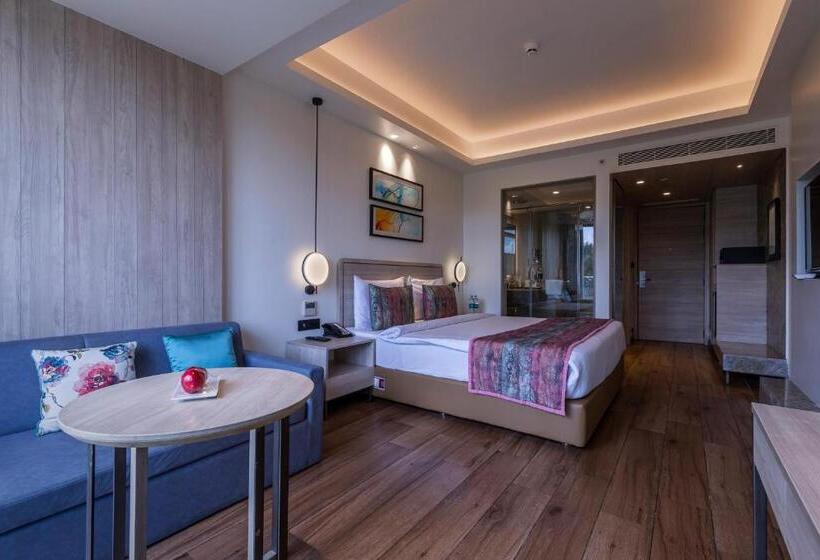 Номер Deluxe, Regenta Sgs Greenotel  Lonavala