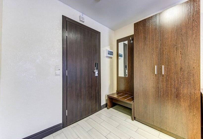 标准单人间, Akademia