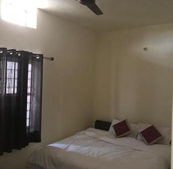 이코노미 룸, Dharohar Palace