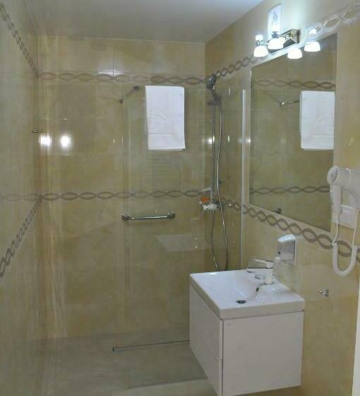 חדר סטנדרט לשלושה, Lord