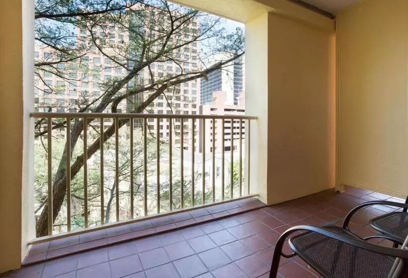 سوئیت برای معلولان, Drury Inn & Suites San Antonio Riverwalk