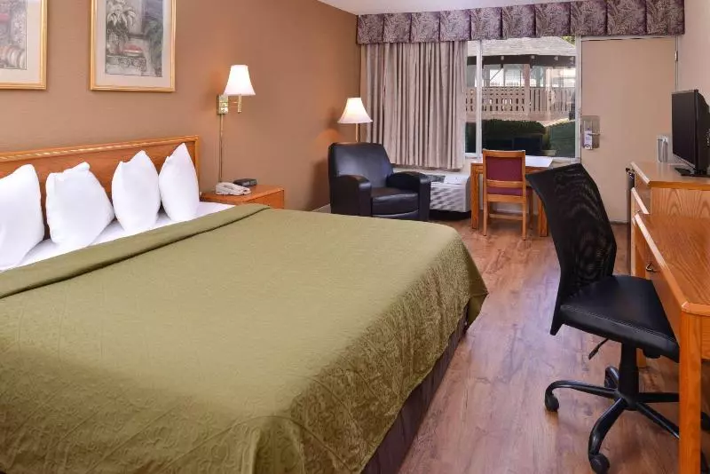 キングサイズベッドのスタンダードルーム, Quality Inn Dutch Inn