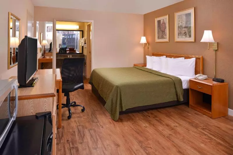 キングサイズベッドのスタンダードルーム, Quality Inn Dutch Inn