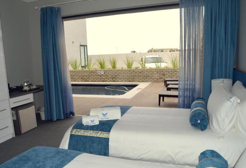 اتاق استاندارد با چشم‌انداز استخر, Blue Whale Hotels