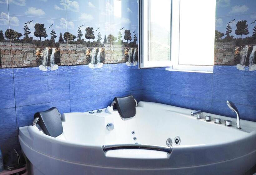 سوئیت با وان آب گرم, Kirch Hotel & Restaurant