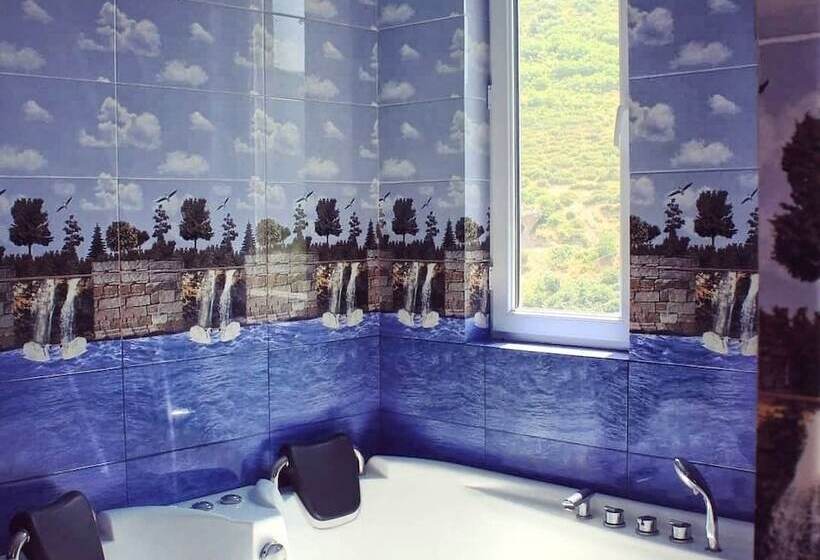 سوئیت با وان آب گرم, Kirch Hotel & Restaurant