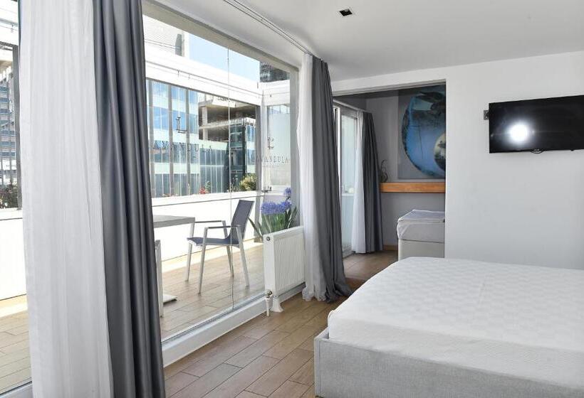 سوئیت با بالکن, Levent Lavandula