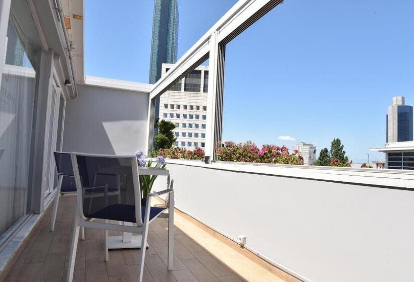 سوئیت با بالکن, Levent Lavandula