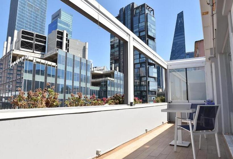 سوئیت با بالکن, Levent Lavandula