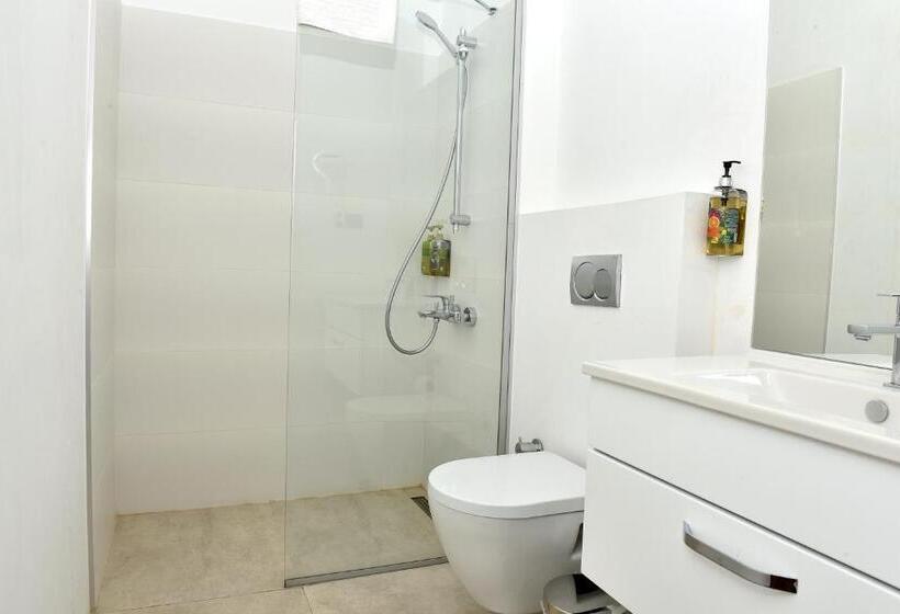 سوئیت با بالکن, Levent Lavandula