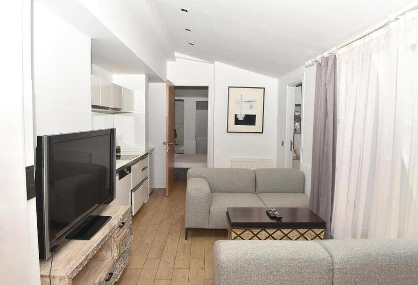 سوئیت با بالکن, Levent Lavandula