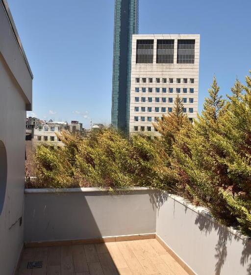 سوئیت با بالکن, Levent Lavandula