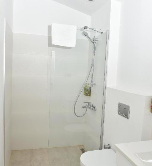 سوئیت با بالکن, Levent Lavandula