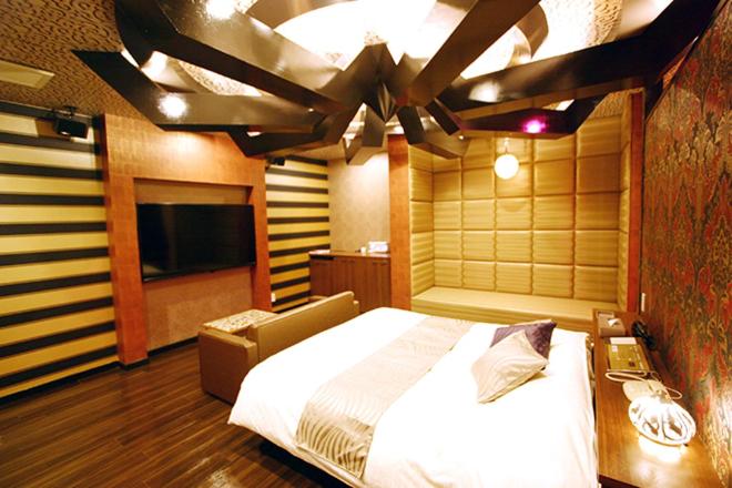 غرفة ديلوكس, Lex Suwa