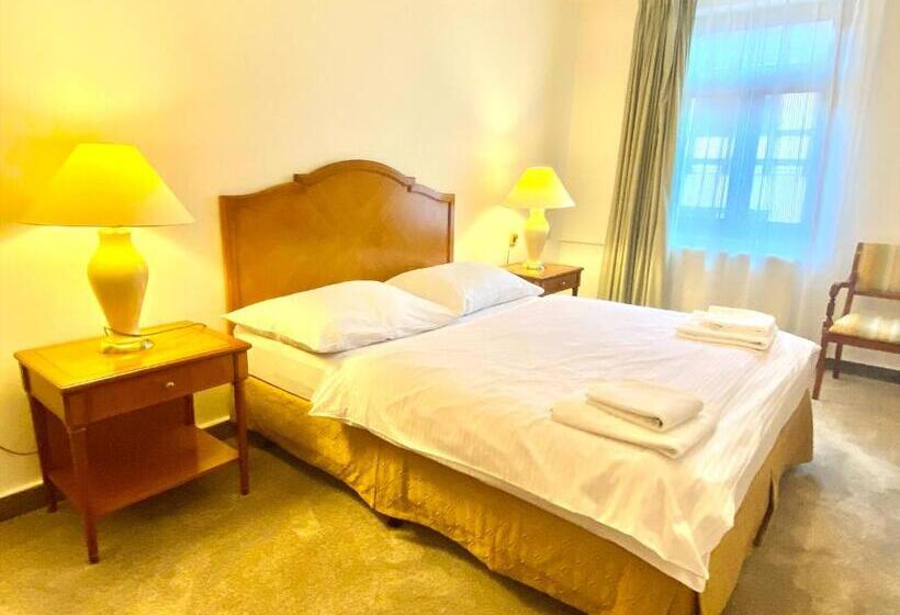 شقة غرفة واحدة, Majovey