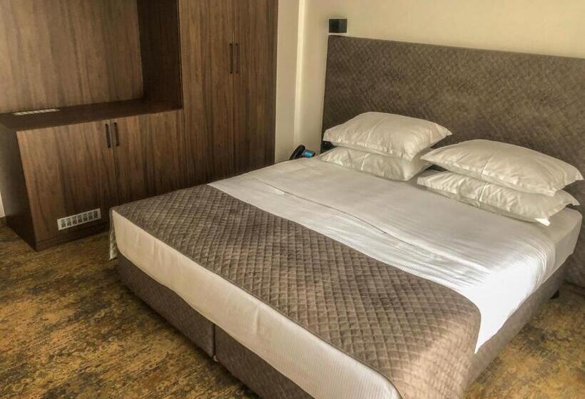 اتاق لوکس, Qama