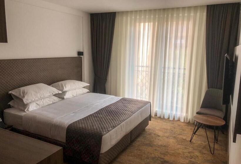 اتاق لوکس, Qama