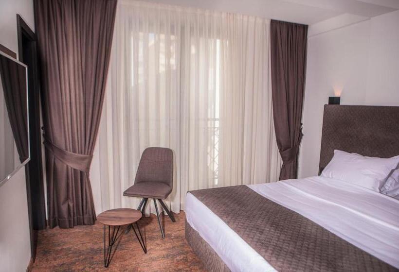 اتاق لوکس, Qama