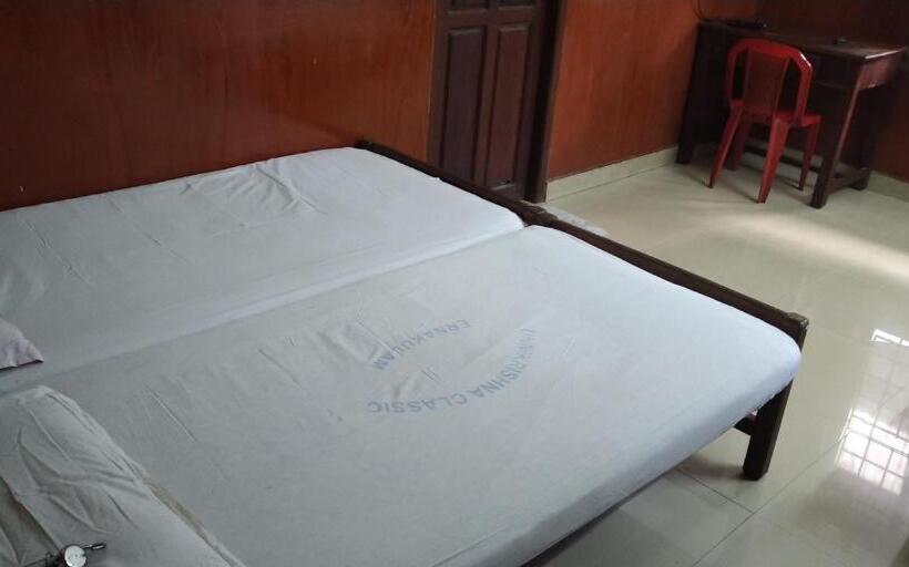 غرفة أساسية ثلاثية, Unnikrishna Lodge