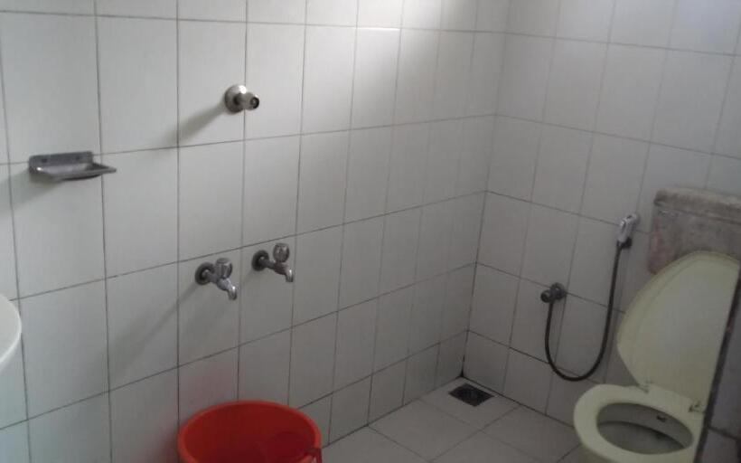 غرفة أساسية ثلاثية, Unnikrishna Lodge