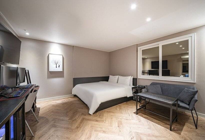 اتاق لوکس, French Code