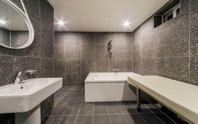 سوئیت با وان آب گرم, French Code