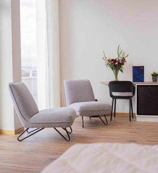 Deluxe Room, Den Briel