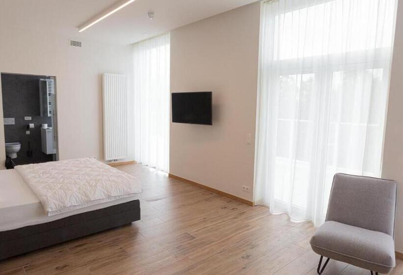 Deluxe Room, Den Briel